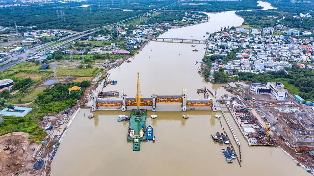 Dự án ngăn triều 10.000 tỉ đồng chưa xác định ngày về đích dù đã hoàn thành 90% khối lượng dự án. Ảnh: K.CƯỜNG