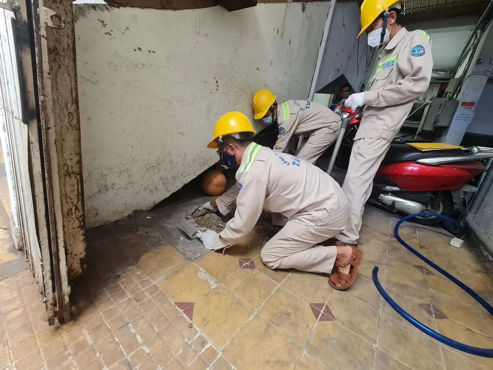 Công ty cổ phần Cấp nước Tân Hòa lấp giếng khoan quận Tân Phú, TP.HCM ngày 16-6. Ảnh: NGUYỄN CHÂU Công ty cổ phần Cấp nước Tân Hòa lấp giếng khoan quận Tân Phú, TP.HCM ngày 16-6. Ảnh: NGUYỄN CHÂU