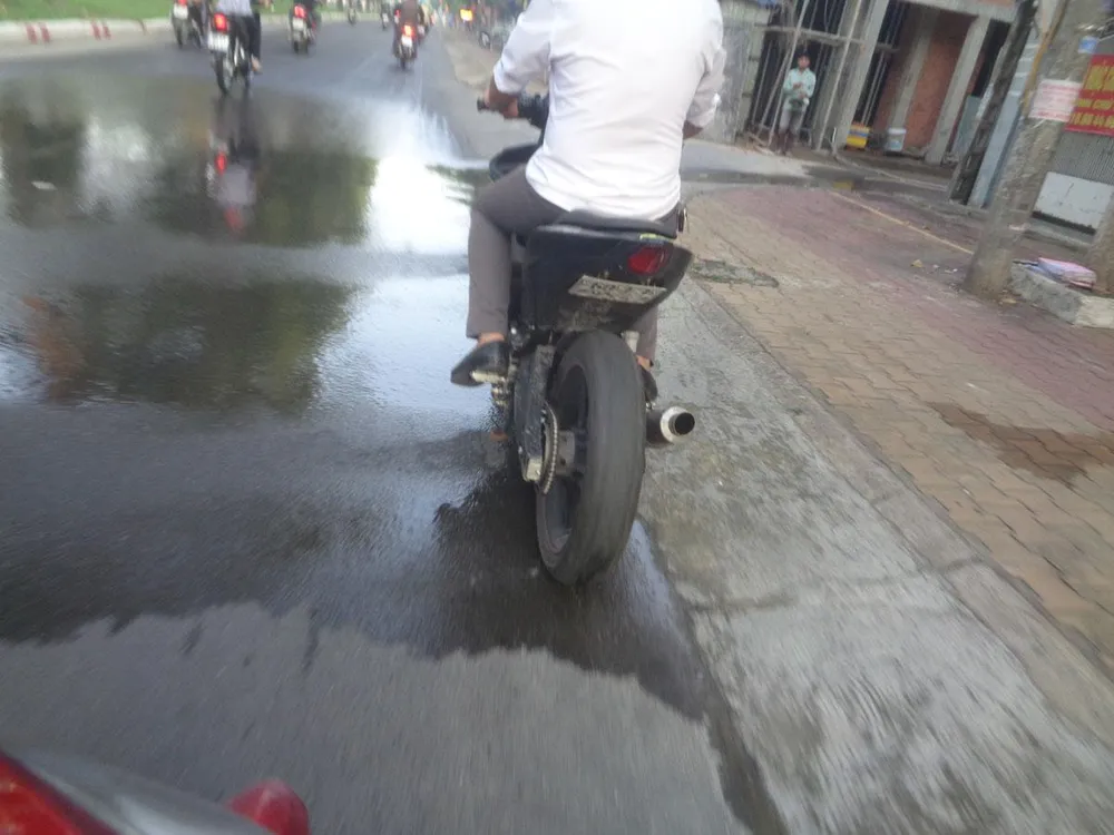 Biển số xe bị che lấp, không đọc được. Ảnh: THÁI HOÀNG