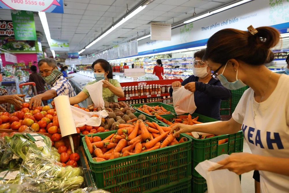 Người dân dùng túi nylon để mua thực phẩm tại một siêu thị ở quận 3, TP.HCM. Ảnh: NGUYỆT NHI
