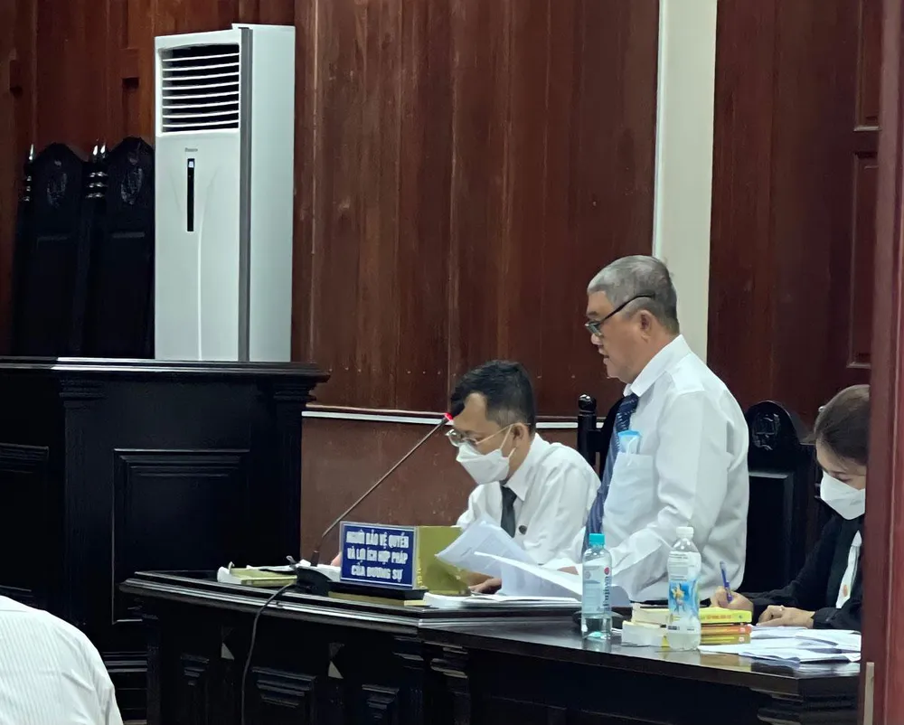 Luật sư tranh luận tại tòa. Ảnh: HOÀNG YẾN