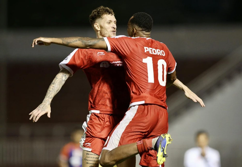 Geovane và Pedro - hai cầu thủ Brazil mỗi người ghi hai bàn thắng cho Viettel trong chiến thắng 5-2 trước Hougang Utd. Ảnh: ANH DUY