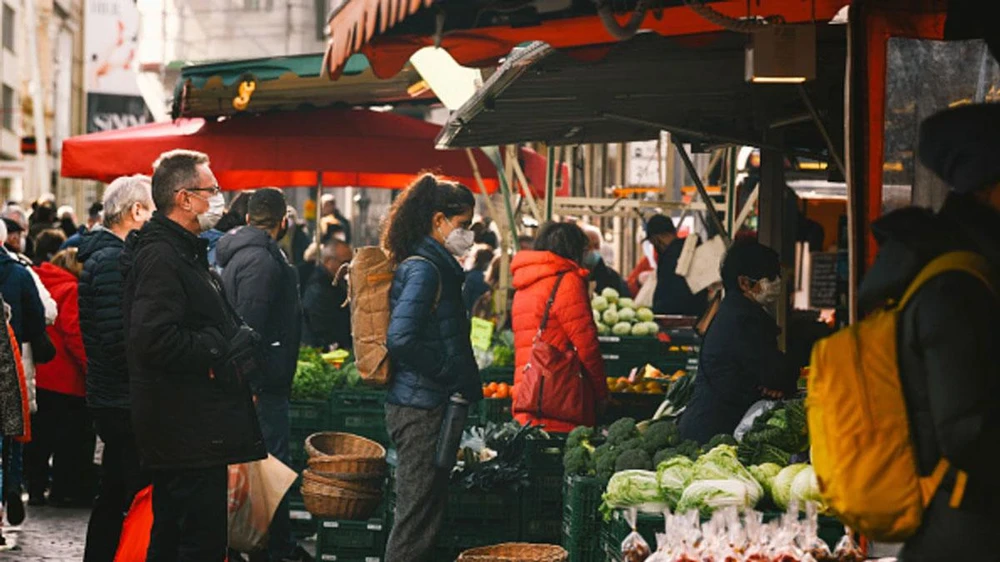 Người dân Đức tại một khu chợ ở TP Bonn hồi tháng 4. Ảnh: GETTY