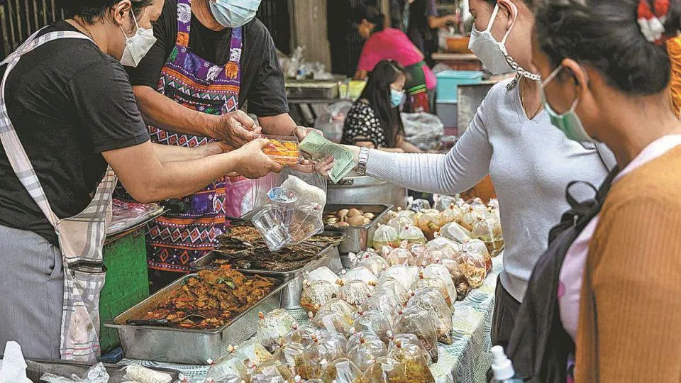 Khách hàng mua thực phẩm tại một khu chợ ở Bangkok (Thái Lan) hồi tháng 4. Ảnh: BLOOMBERG Khách hàng mua thực phẩm tại một khu chợ ở Bangkok (Thái Lan) hồi tháng 4. Ảnh: BLOOMBERG