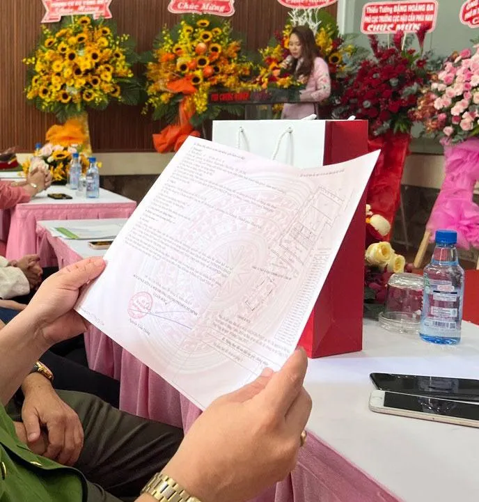 Sổ hồng được cấp cho các cư dân tại một chung cư ở TP Thủ Đức. Ảnh: THÁI NGUYÊN