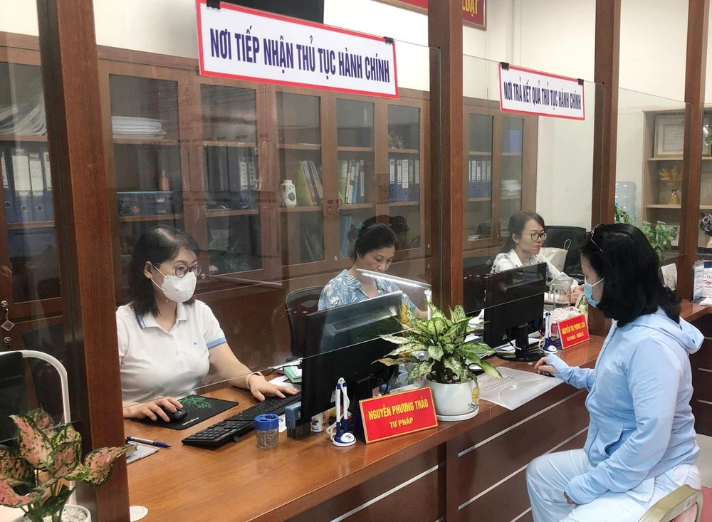 Người dân đến làm thủ tục hành chính được trả kết quả ngay sau 5-10 phút tại UBND phường Hàng Bài, Hà Nội. Ảnh: TRỌNG PHÚ