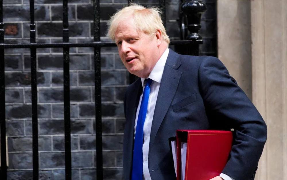 Thủ tướng Anh Boris Johnson bên ngoài văn phòng ở số 10 phố Downing, thủ đô London (Anh) ngày 6-7. Ảnh: AP Thủ tướng Anh Boris Johnson bên ngoài văn phòng ở số 10 phố Downing, thủ đô London (Anh) ngày 6-7. Ảnh: AP
