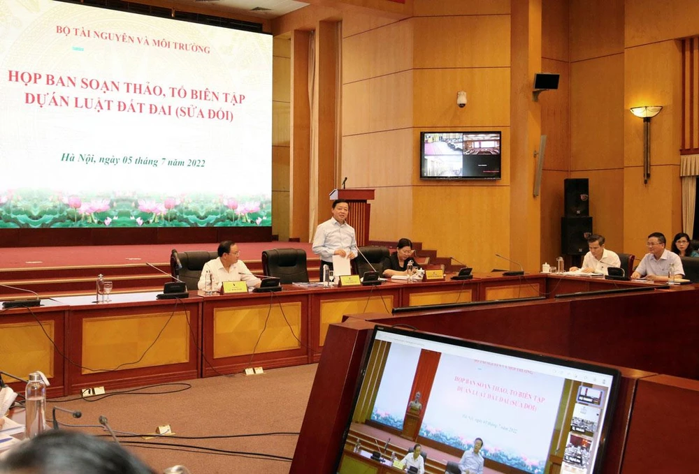 Bộ trưởng Bộ TN&amp;MT Trần Hồng Hà - Trưởng ban soạn thảo Luật Đất đai sửa đổi chủ trì cuộc họp ban soạn thảo ngày 5-7. Ảnh: BNN