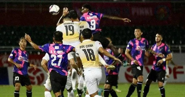 Pha ghi bàn bằng tay của Xuân Nam.