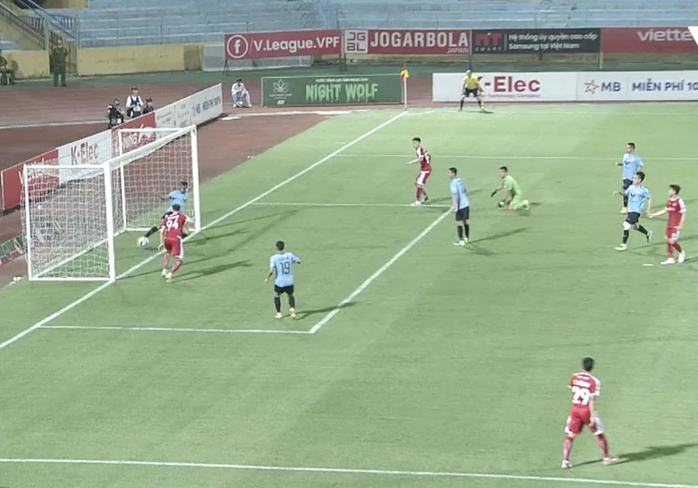 Trợ lý Ngô Quốc Toản bỏ qua tình huống việt vị dẫn đến cái sai không đáng có là tranh luận bóng đã qua vạch cầu môn trong trận Viettel - Hà Tĩnh.