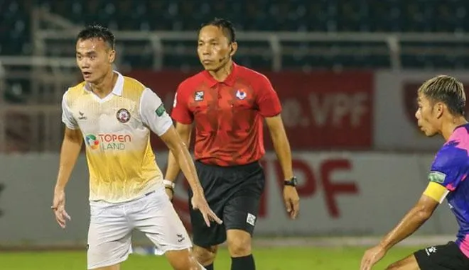 Cựu còi vàng Nguyễn Ngọc Châu với góc quan sát không thuận lợi đã công nhận bàn thắng và chắc chắn bị treo còi vì lỗi lầm trên. Ảnh: CTV