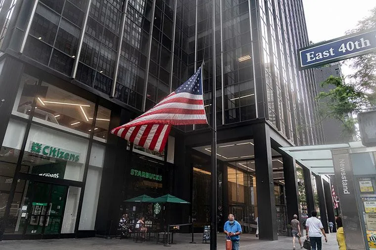 Cờ Mỹ được hạ xuống trước văn phòng phái bộ Nhật tại Liên Hợp Quốc ở New York (Mỹ) ngày 8-7. Ảnh: CNN