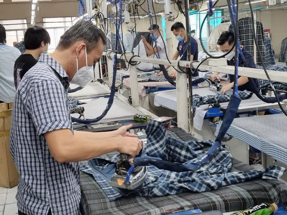 Người lao động đang làm việc trong một xưởng sản xuất tại TP.HCM. Ảnh: NGUYỄN HIỀN