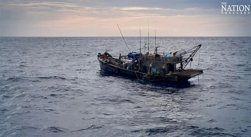 Con tàu và một số ngư dân Việt Nam bị lực lượng chức năng Thái Lan bắt giữ vì đánh bắt cá trái phép hồi tháng 4-2022. Ảnh: THE NATION