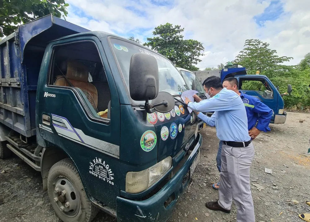 Các cơ quan chức năng dán logo nhận diện xe ra vào các trạm trung chuyển rác để tránh xe rác “lậu” từ các tỉnh. Ảnh: NGUYỄN CHÂU