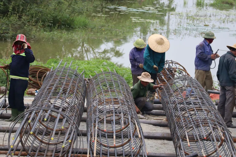 Công nhân thi công tại công trường cao tốc Diễn Châu - Bãi Vọt (thuộc dự án cao tốc Bắc - Nam giai đoạn 1). Ảnh: ĐẮC LAM