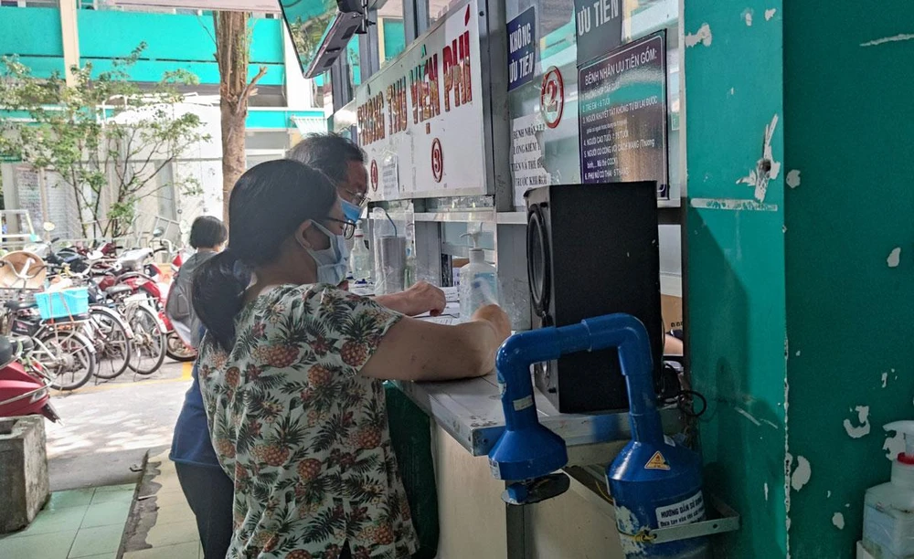 Người dân đăng ký khám chữa bệnh tại BV quận Phú Nhuận. Ảnh: NGUYỄN HIỀN