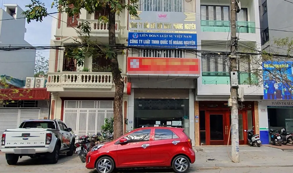 Tháng 4-2022, Công an tỉnh Thanh Hóa bắt hai nhân viên của Công ty đấu giá hợp danh Hoàng Nguyên để điều tra về tội vi phạm quy định về hoạt động đấu giá tài sản, đồng thời khám xét trụ sở công ty này. Ảnh: Đ.TRUNG