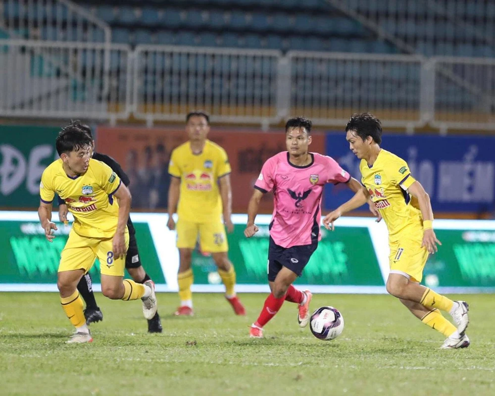 Công Phượng chấn thương, các đồng đội như Tuấn Anh, Minh Vương… phải cày ải nhiều hơn để khỏa lấp những thiếu hụt và họ đã được đền đáp với những chiến thắng liên tục, lọt vào top 3. Ảnh: ANH PHƯƠNG