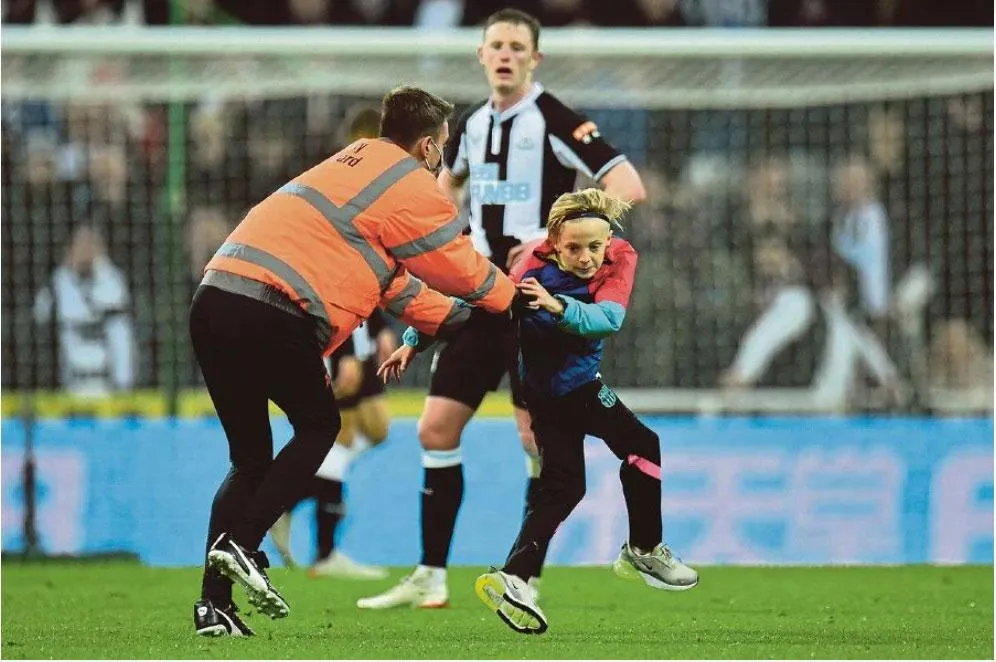 Hành vi vượt rào xuống sân quấy rối tại Anh giờ sẽ bị nghiêm trị. Ảnh: GETTY IMAGES