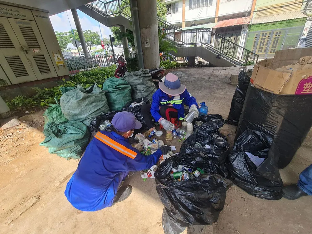 Người thu gom rác phân loại sau thu gom. Ảnh: N.CHÂU