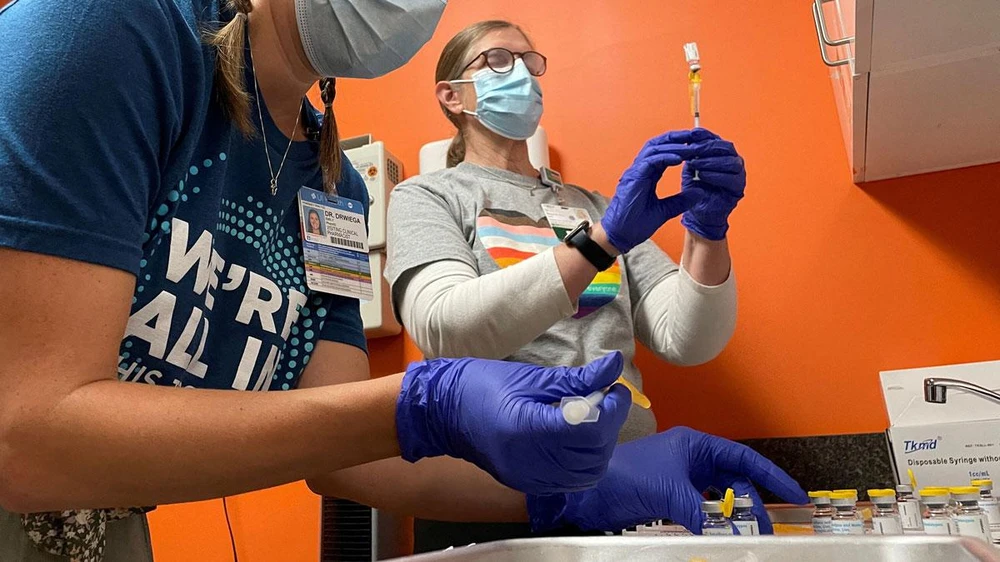 Nhân viên y tế Mỹ chuẩn bị vaccine ngừa đậu mùa khỉ tại một trung tâm y tế thuộc TP Chicago, bang Illinois (Mỹ) ngày 31-7. Ảnh: THE NEW YORK TIMES