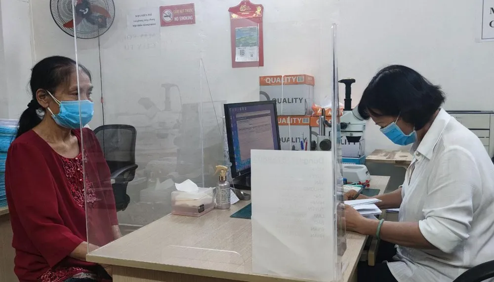 Hiện nay, người dân phải đến làm thủ tục trực tiếp tại văn phòng công chứng. Ảnh: NGUYỄN HIỀN