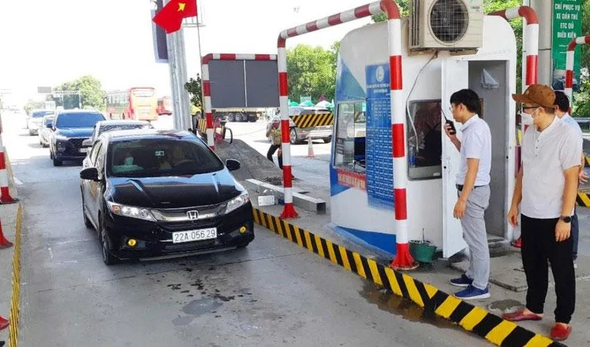 Tại một trạm thu phí trên cao tốc Nội Bài - Lào Cai, phương tiện dán thẻ nhưng gặp sự cố đang được nhân viên trạm xử lý. Ảnh: V.LONG Tại một trạm thu phí trên cao tốc Nội Bài - Lào Cai, phương tiện dán thẻ nhưng gặp sự cố đang được nhân viên trạm xử lý. Ảnh: V.LONG