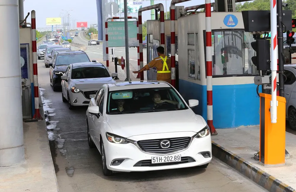 Trạm thu phí Long Phước trên cao tốc TP.HCM - Long Thành - Dầu Giây khá thông thoáng trong ngày đầu thu phí. Ảnh: HOÀNG GIANG Trạm thu phí Long Phước trên cao tốc TP.HCM - Long Thành - Dầu Giây khá thông thoáng trong ngày đầu thu phí. Ảnh: HOÀNG GIANG