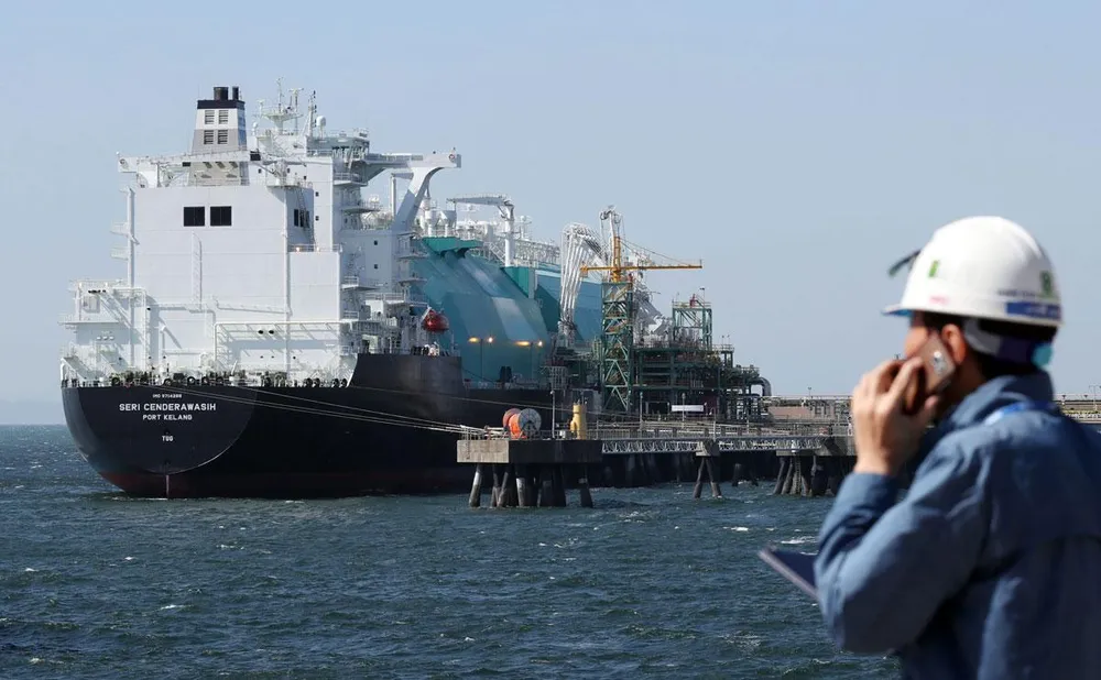 Một tàu hàng chở khí đốt hóa lỏng neo tại cảng thuộc TP Incheon, Hàn Quốc hồi tháng 6. Ảnh: YONHAP