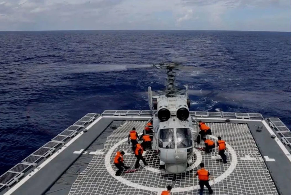 Một máy bay trực thăng của hải quân Trung Quốc thuộc Chiến khu Đông bộ tập trận ở vùng biển xung quanh Đài Loan vào ngày 8-8. Ảnh: Chiến khu Đông bộ/REUTERS