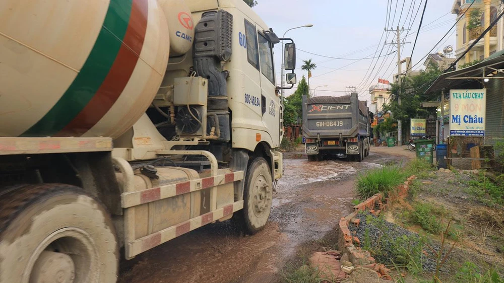 Hằng ngày có nhiều xe tải lưu thông khiến đường đã hư hỏng càng thêm xuống cấp. Ảnh: VÕ THƠ