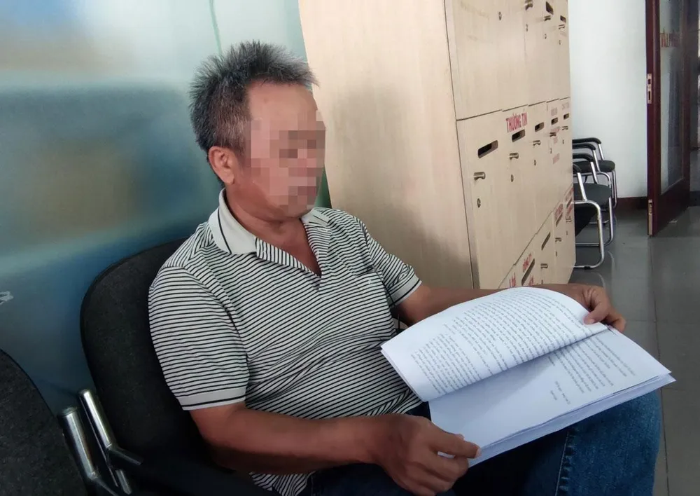 Ông Dân phản ánh vụ việc chuyển nhầm tiền với phóng viên. Ảnh: NGUYỄN HIỀN Ông Dân phản ánh vụ việc chuyển nhầm tiền với phóng viên. Ảnh: NGUYỄN HIỀN