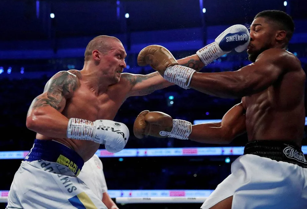 Usyk (trái) và Joshua trong trận so găng 10 tháng trước với phần thắng thuộc về Usyk. Ảnh: GETTY IMAGES