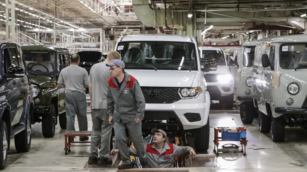 Một trong những lĩnh vực ở Nga bị ảnh hưởng nặng từ trừng phạt của phương Tây là sản xuất ô tô. Ảnh: TASS Một trong những lĩnh vực ở Nga bị ảnh hưởng nặng từ trừng phạt của phương Tây là sản xuất ô tô. Ảnh: TASS