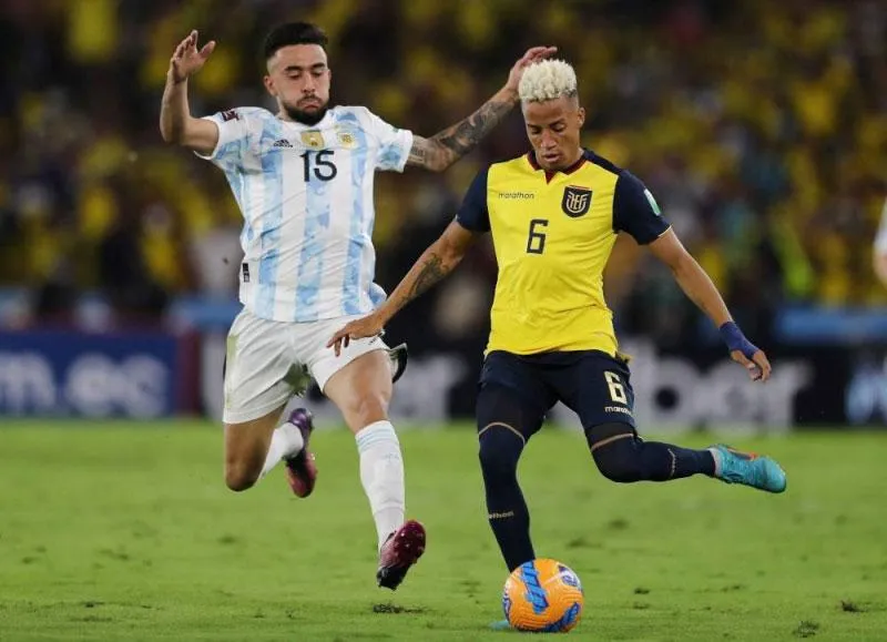 Cầu thủ Byron Castillo (phải) trong trận gặp Argentina tại vòng loại World Cup 2022. Ảnh: GETTY IMAGES Cầu thủ Byron Castillo (phải) trong trận gặp Argentina tại vòng loại World Cup 2022. Ảnh: GETTY IMAGES