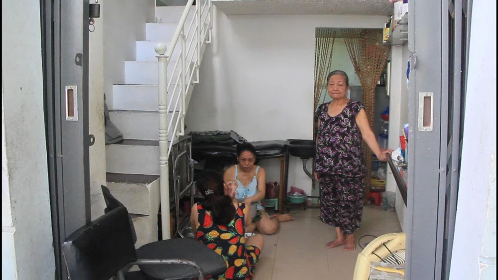 Một gia đình ở hẻm 569 đường Hoàng Diệu, phường Hòa Thuận Đông, quận Hải Châu sống trong căn nhà chỉ rộng 18 m2. Ảnh: TẤN VIỆT