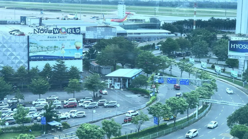 Dự kiến trong tháng 10 - 2022 sẽ đưa vào thử nghiệm thu phí không dừng tại sân bay Tân Sơn Nhất. Ảnh: P.ĐIỀN Dự kiến trong tháng 10 - 2022 sẽ đưa vào thử nghiệm thu phí không dừng tại sân bay Tân Sơn Nhất. Ảnh: P.ĐIỀN