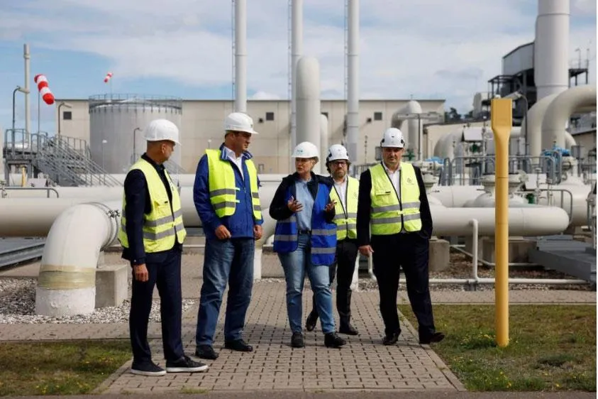 Bà Manuela Schwesig - Thủ hiến bang Mecklenburg-Vorpommern và ông Markus Söder - thủ hiến bang Bavaria (thứ hai từ trái sang) đến thăm một địa điểm mạng lưới đường ống khí đốt ở thị trấn Lubmin thuộc bang Mecklenburg-Vorpommern (Đức) ngày 30-8. Ảnh: AFP Bà Manuela Schwesig - Thủ hiến bang Mecklenburg-Vorpommern và ông Markus Söder - thủ hiến bang Bavaria (thứ hai từ trái sang) đến thăm một địa điểm mạng lưới đường ống khí đốt ở thị trấn Lubmin thuộc bang Mecklenburg-Vorpommern (Đức) ngày 30-8. Ảnh: AFP