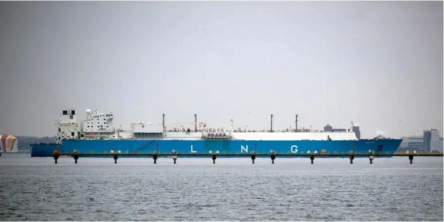 Tàu chở khí đốt hóa lỏng di chuyển trên biển. Ảnh: GETTY IMAGES