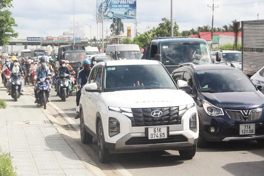 Tình trạng ùn tắc giao thông tại cầu Rạch Miễu kéo dài đến tối 4-9 mới được giải tỏa. Ảnh: Đ.HÀ