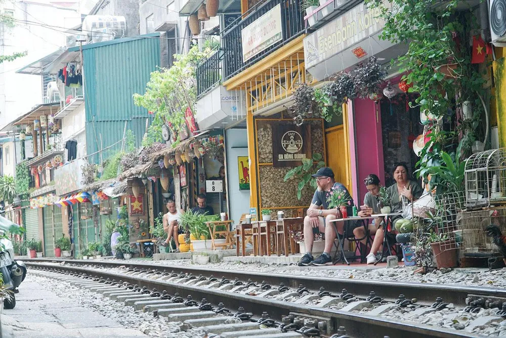 Người dân, khách du lịch trên phố đường tàu. Ảnh: PHI HÙNG