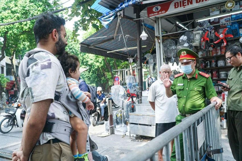 Sáng 15-9, lực lượng chức năng đã dựng hàng rào barie tại lối vào phố đường tàu, đồng thời túc trực để ngăn khách du lịch qua lại nơi đây. Ảnh: PHI HÙNG