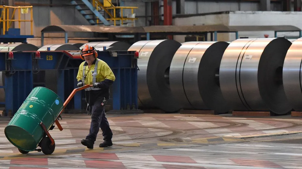 Công nhân tại một nhà máy sản xuất thép ở thủ đô Berlin (Đức) ngày 13-9. Ảnh: EPA