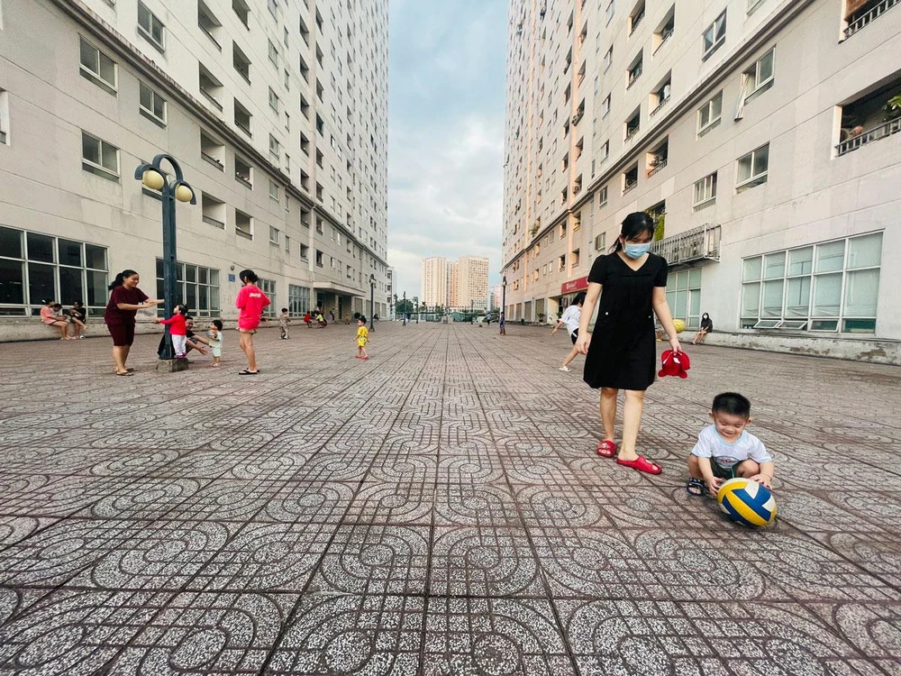 Người dân ở chung cư tái định cư số 4, đường Phan Chu Trinh, phường 12, quận Bình Thạnh hài lòng với nơi ở mới. Ảnh: VIỆT HOA Người dân ở chung cư tái định cư số 4, đường Phan Chu Trinh, phường 12, quận Bình Thạnh hài lòng với nơi ở mới. Ảnh: VIỆT HOA