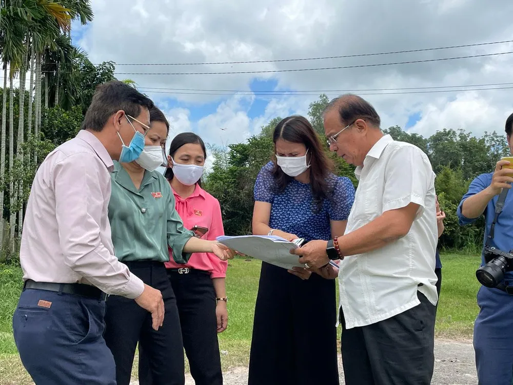 Đoàn đại biểu HĐND TP thực địa tại dự án Khu công nghiệp Tây Bắc mở rộng. Ảnh: VIỆT HOA