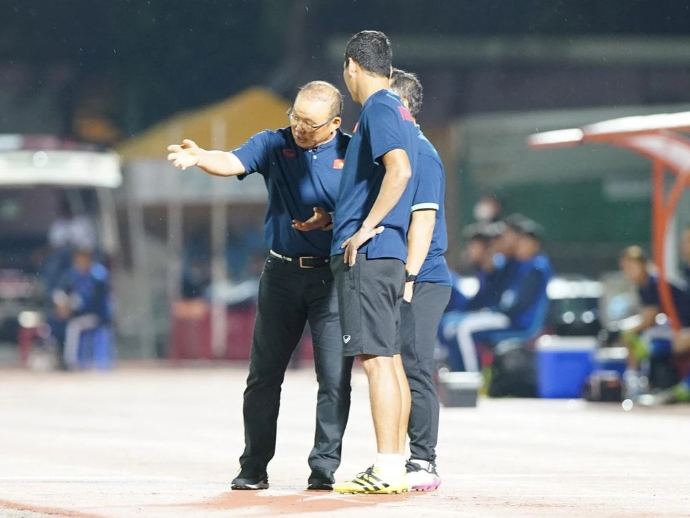 Hơn ai hết HLV Park Hang-seo biết rằng nếu đá thật thì Singapore rất khác và các học trò ông sẽ khó khăn hơn rất nhiều. Ảnh: ANH PHƯƠNG