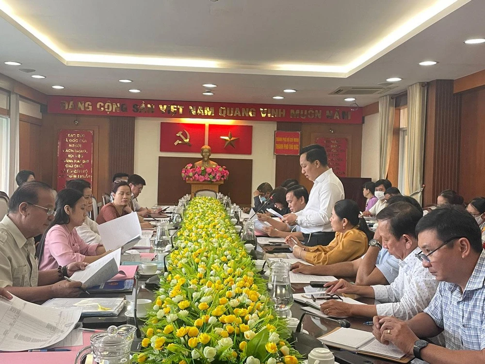 Chủ tịch UBND TP Thủ Đức Hoàng Tùng trình bày nhiều vấn đề vướng mắc trong việc thực hiện các dự án. Ảnh: VH