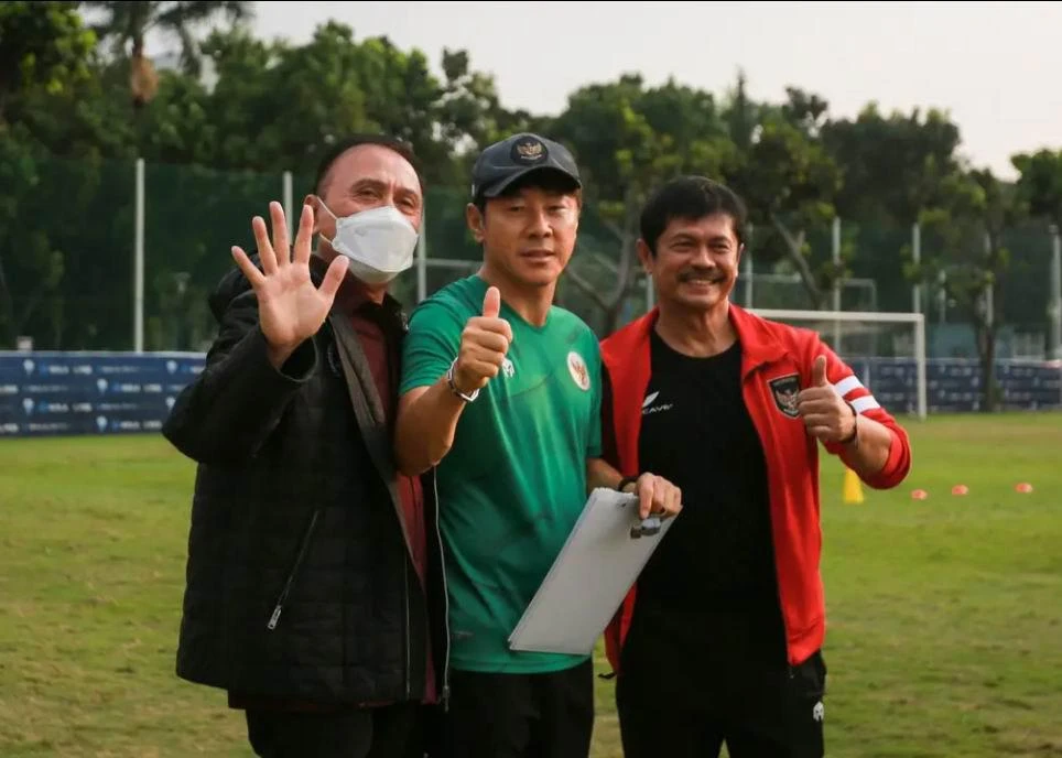 Chủ tịch PSSI Mochamad Iriawan và Giám đốc kỹ thuật Indra Sjafri ra tận sân ký hợp đồng với HLV Shin Tae-yong. Ảnh: PSSI
