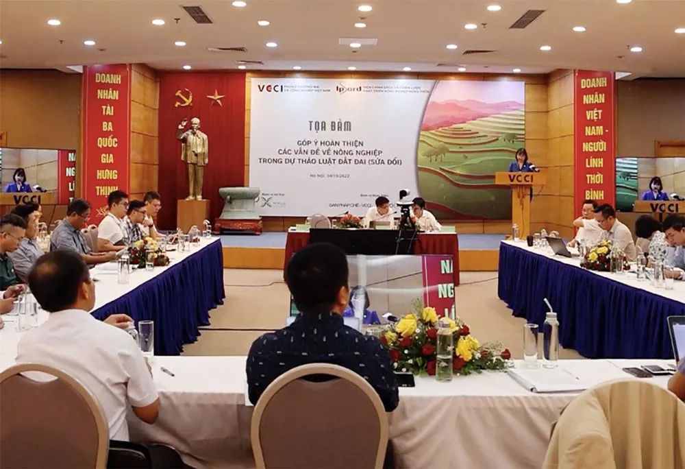 Tọa đàm “Góp ý hoàn thiện các vấn đề về nông nghiệp trong dự thảo Luật Đất đai (sửa đổi)”. Ảnh: TRỌNG PHÚ